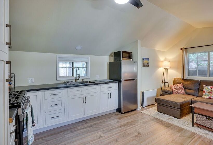 Avalon Cottage < Half Mi To Beaches & Crescent Ave