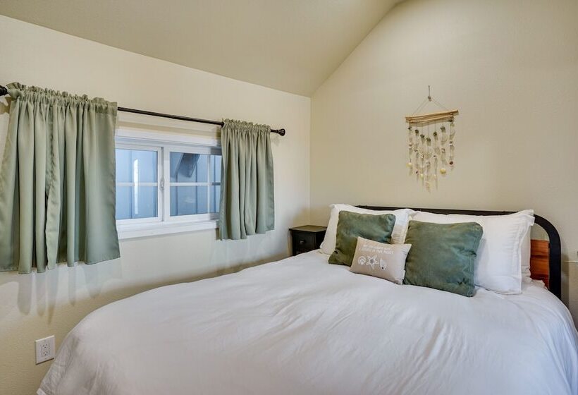 Avalon Cottage < Half Mi To Beaches & Crescent Ave