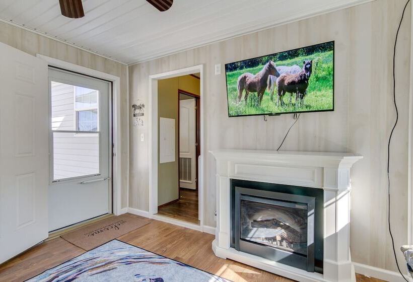 Beach Bay Pony Place W/ Ponies: 1 Mi To Water!