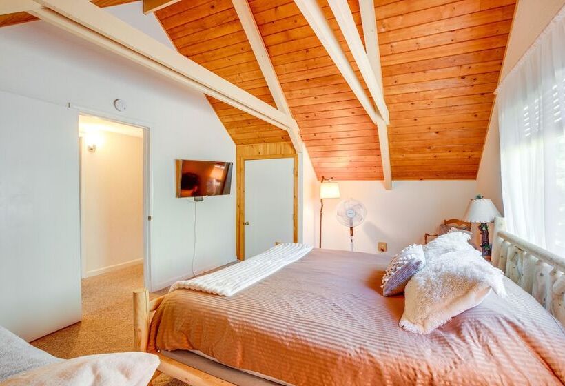 Hot Tub, Deck & View: Peaceful Arnold Cabin!