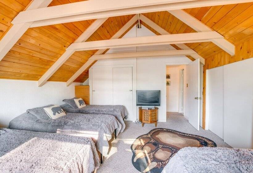 Hot Tub, Deck & View: Peaceful Arnold Cabin!