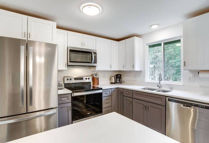 Beautiful Kenmore Retreat Near Marina & Beach!