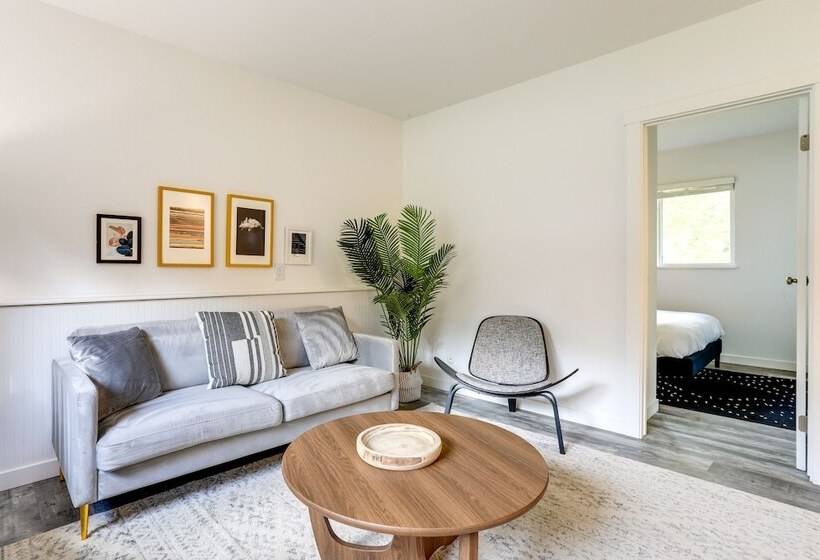 Beautiful Kenmore Retreat Near Marina & Beach!