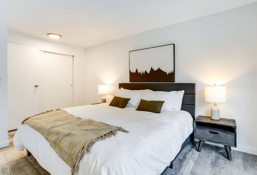 Beautiful Kenmore Retreat Near Marina & Beach!