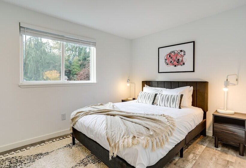 Beautiful Kenmore Retreat Near Marina & Beach!