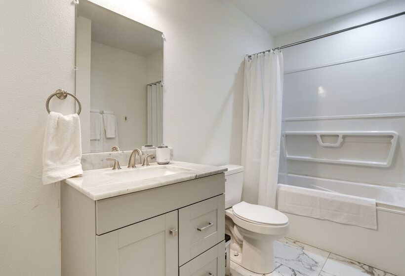 Beautiful Kenmore Retreat Near Marina & Beach!