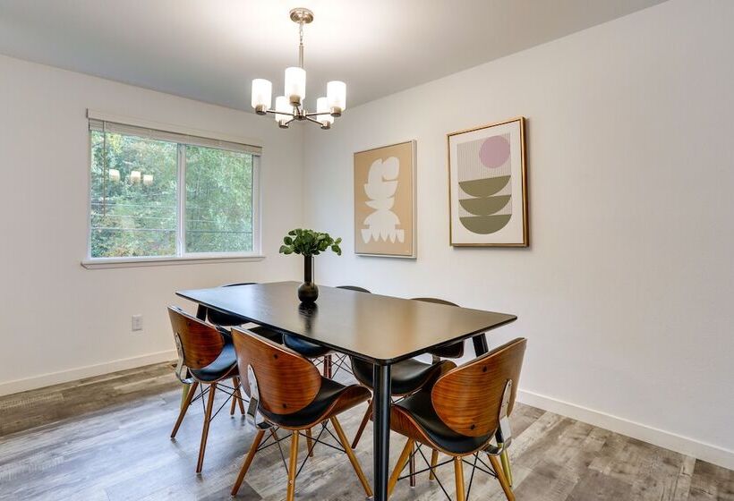 Beautiful Kenmore Retreat Near Marina & Beach!