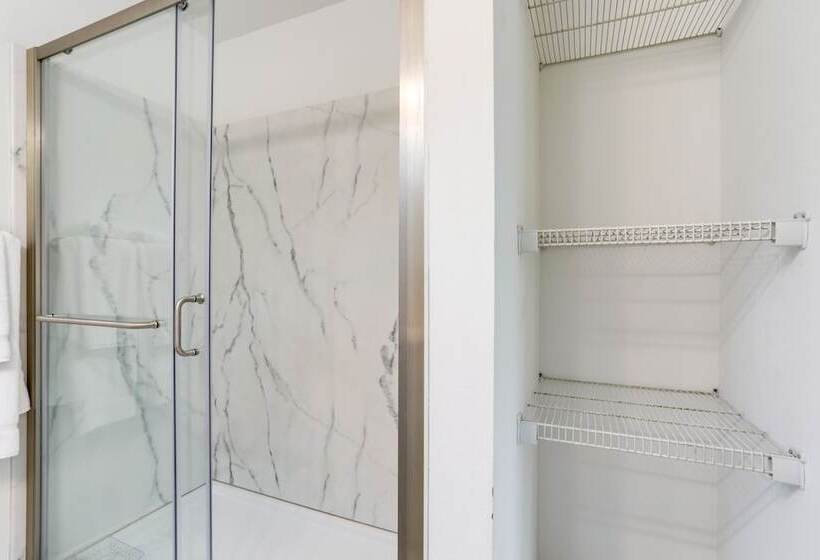 Beautiful Kenmore Retreat Near Marina & Beach!