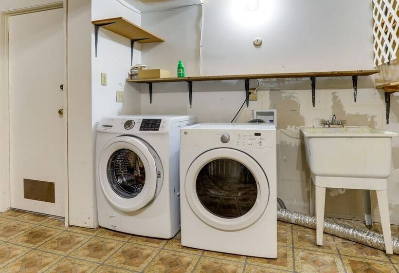 Beautiful Kenmore Retreat Near Marina & Beach!