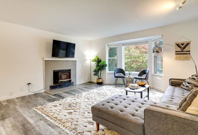 Beautiful Kenmore Retreat Near Marina & Beach!