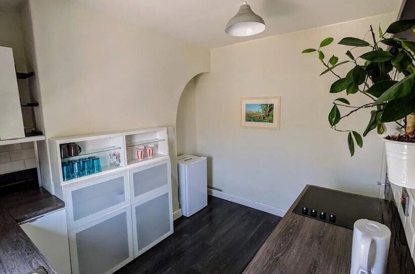 ベッドアンドブレックファースト Converted Railway Cottage