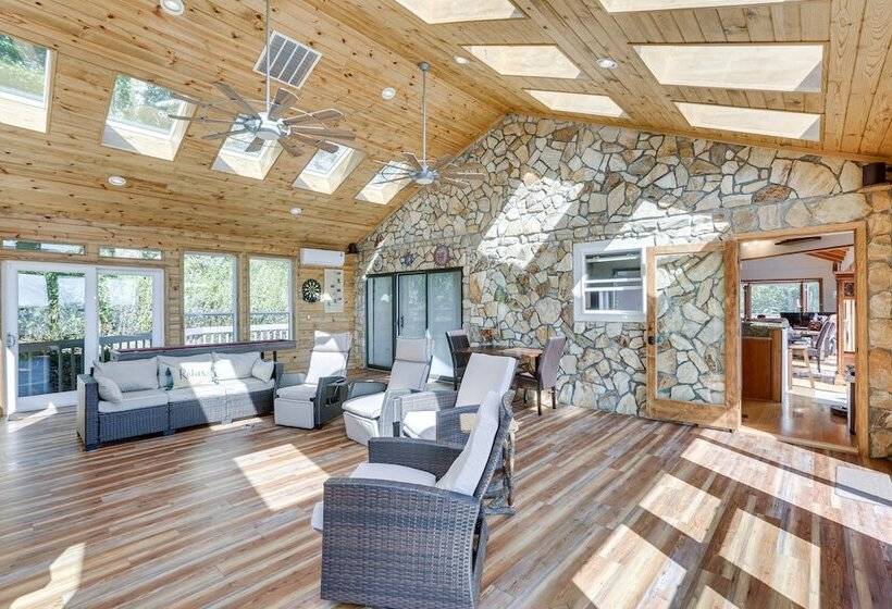 Blowing Rock Home W/ Hot Tub & Mountain View Deck!