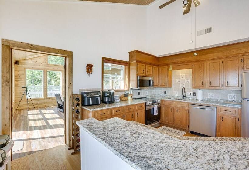 Blowing Rock Home W/ Hot Tub & Mountain View Deck!