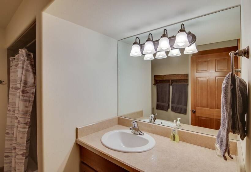 9 Mi To Downtown: Bozeman Vacation Home W/ Hot Tub