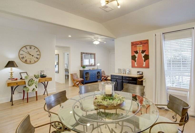 Breezy Pet Friendly Houston Home ~ 1 Mi To Dtwn!