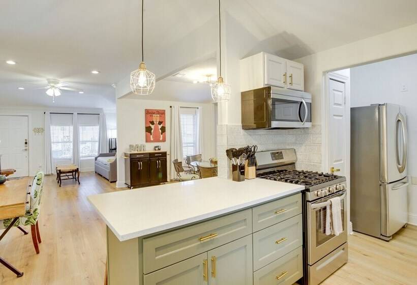 Breezy Pet Friendly Houston Home ~ 1 Mi To Dtwn!