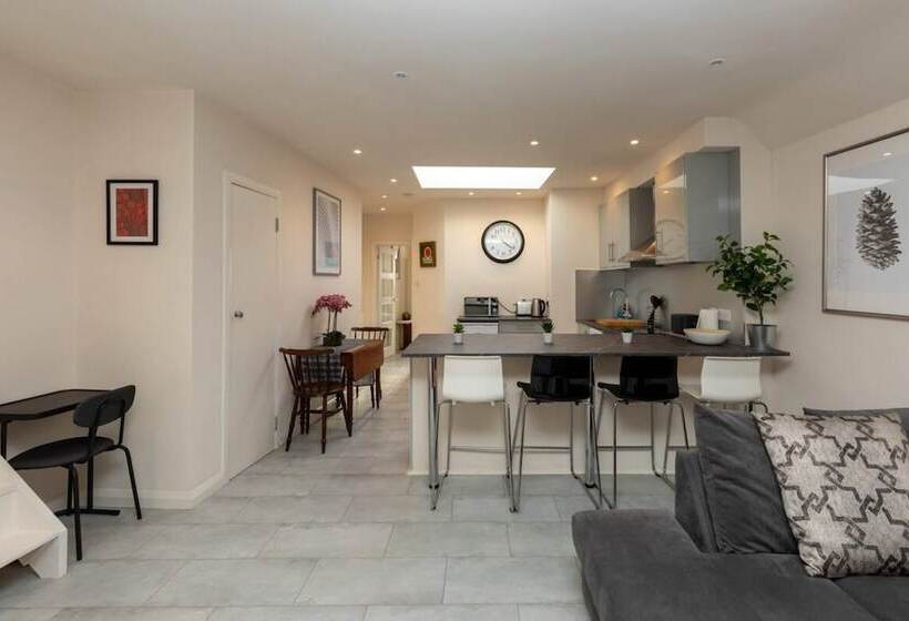 Bright & Contemporary 1bedroom Annexe Herne Hill!