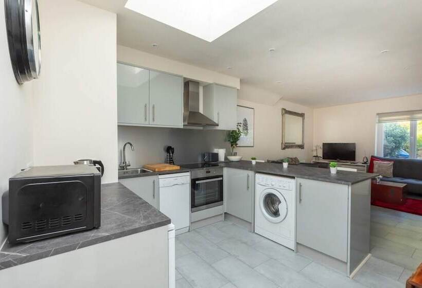 Bright & Contemporary 1bedroom Annexe Herne Hill!