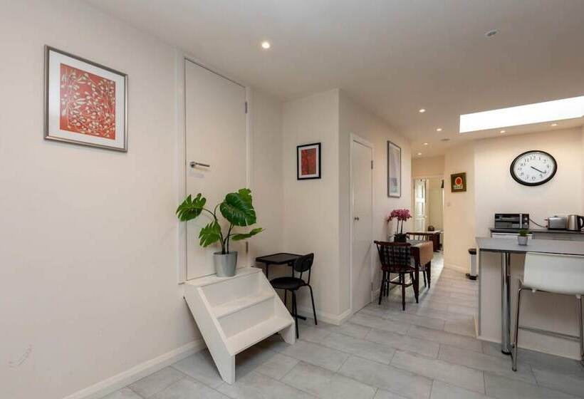 Bright & Contemporary 1bedroom Annexe Herne Hill!
