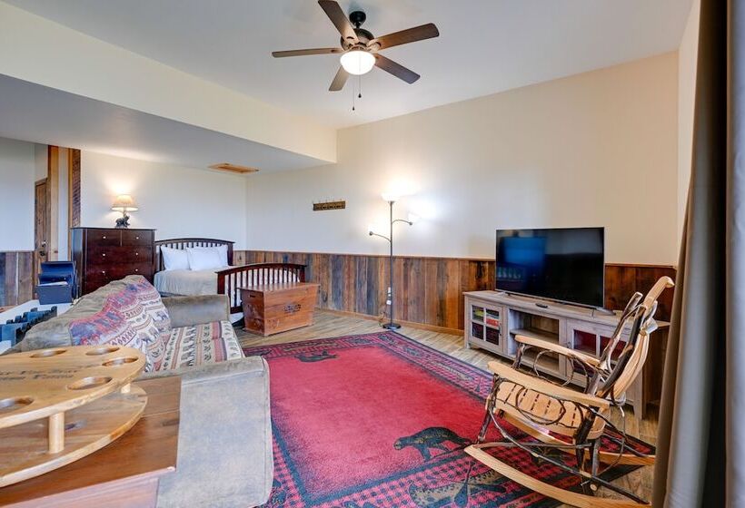 Bryson City Getaway: Private Hot Tub & Scenic View