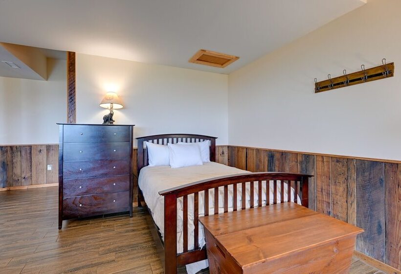 Bryson City Getaway: Private Hot Tub & Scenic View
