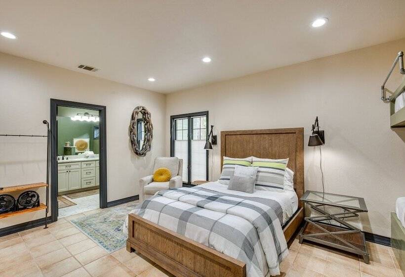 Cedar Creek Lake Retreat   Near Wedding Venues