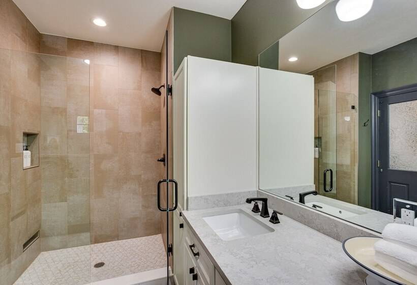 Cedar Creek Lake Retreat   Near Wedding Venues