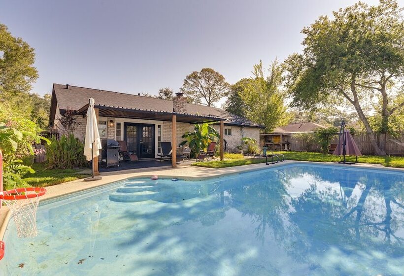 Central Seabrook Home: Pool ~ 2 Mi To Nasa Center!