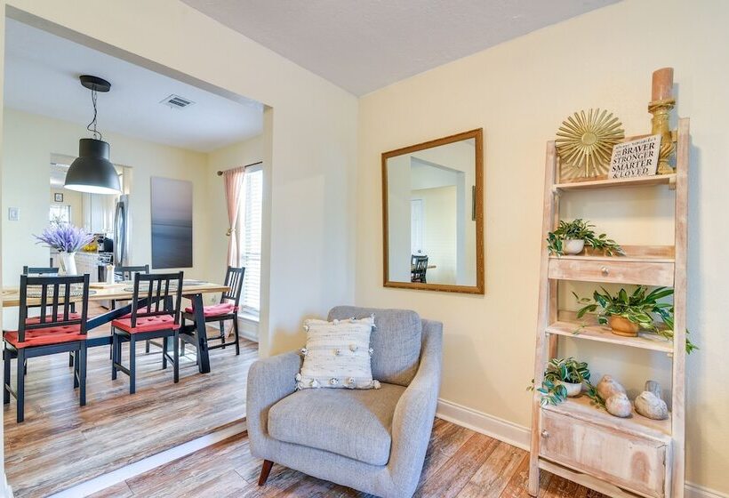 Central Seabrook Home: Pool ~ 2 Mi To Nasa Center!