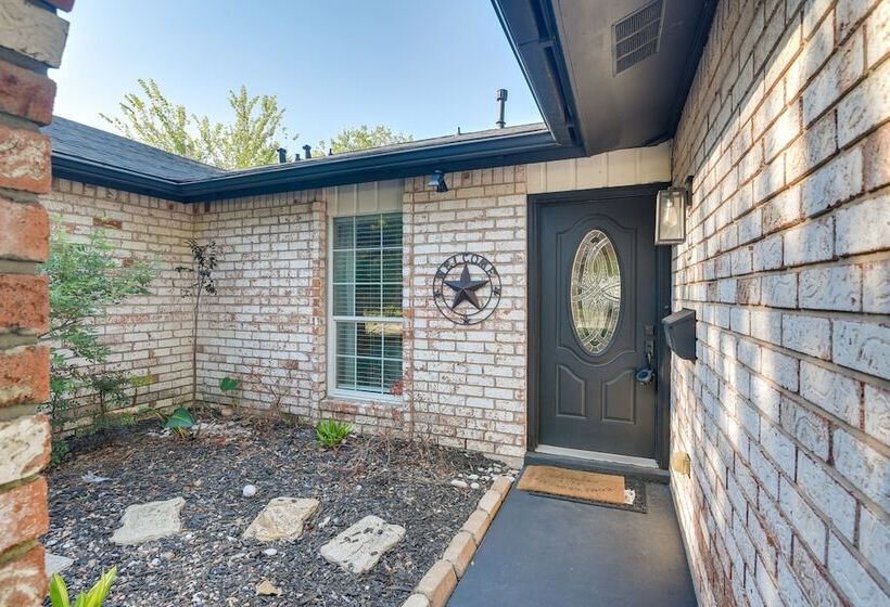 Central Seabrook Home: Pool ~ 2 Mi To Nasa Center!