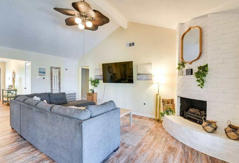 Central Seabrook Home: Pool ~ 2 Mi To Nasa Center!