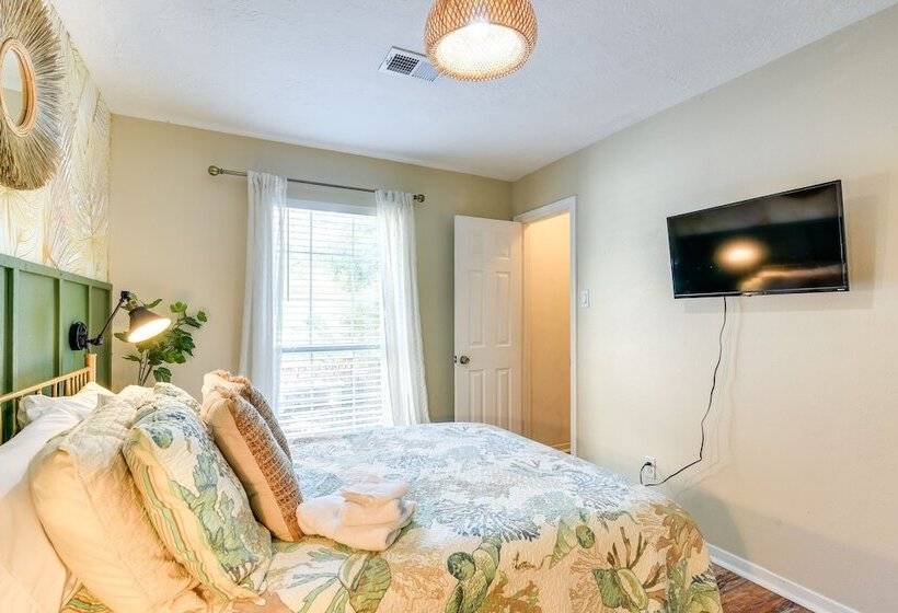 Central Seabrook Home: Pool ~ 2 Mi To Nasa Center!