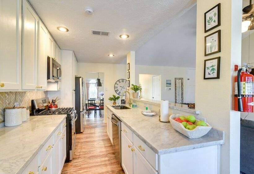 Central Seabrook Home: Pool ~ 2 Mi To Nasa Center!