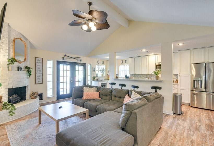 Central Seabrook Home: Pool ~ 2 Mi To Nasa Center!