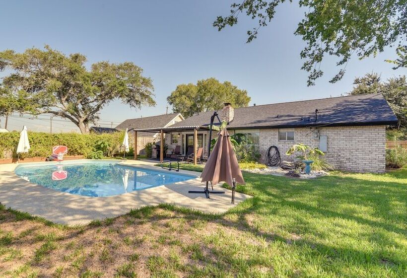 Central Seabrook Home: Pool ~ 2 Mi To Nasa Center!