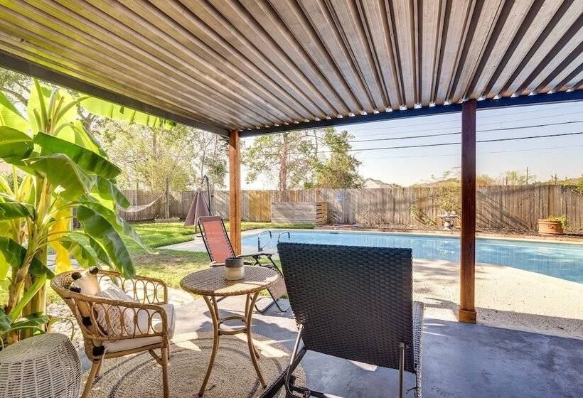 Central Seabrook Home: Pool ~ 2 Mi To Nasa Center!