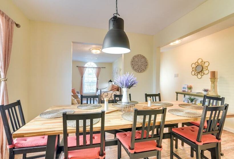 Central Seabrook Home: Pool ~ 2 Mi To Nasa Center!