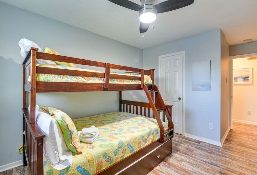 Central Seabrook Home: Pool ~ 2 Mi To Nasa Center!