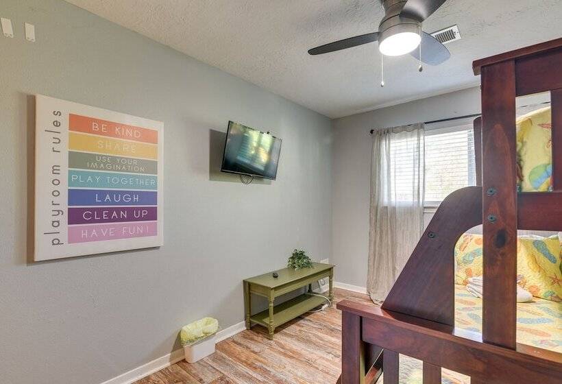 Central Seabrook Home: Pool ~ 2 Mi To Nasa Center!