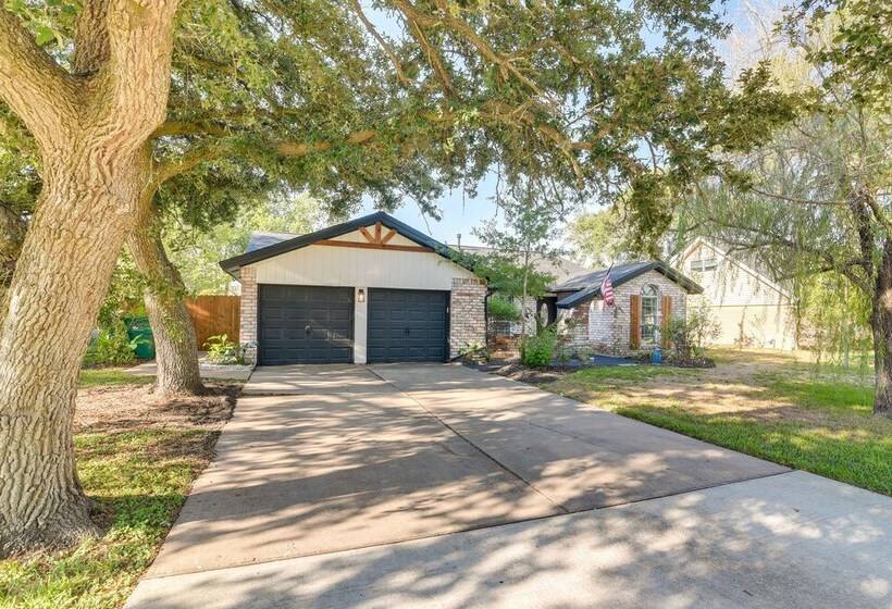 Central Seabrook Home: Pool ~ 2 Mi To Nasa Center!