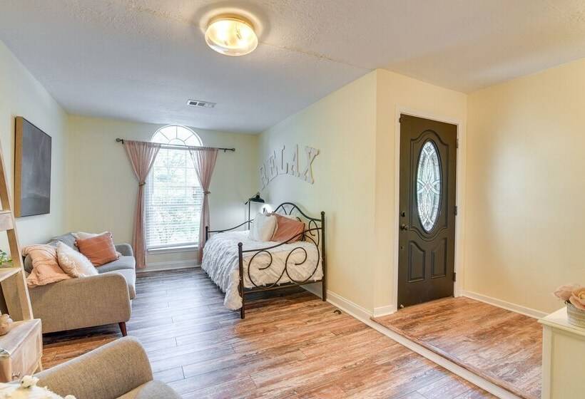 Central Seabrook Home: Pool ~ 2 Mi To Nasa Center!