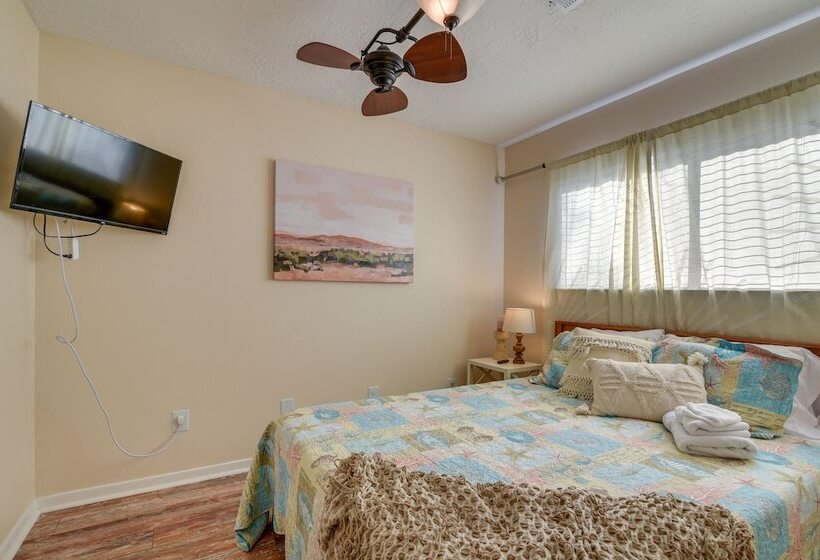 Central Seabrook Home: Pool ~ 2 Mi To Nasa Center!