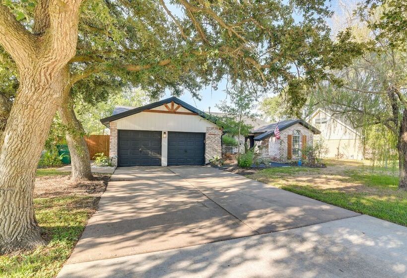 Central Seabrook Home: Pool ~ 2 Mi To Nasa Center!