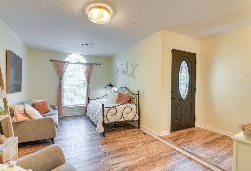 Central Seabrook Home: Pool ~ 2 Mi To Nasa Center!