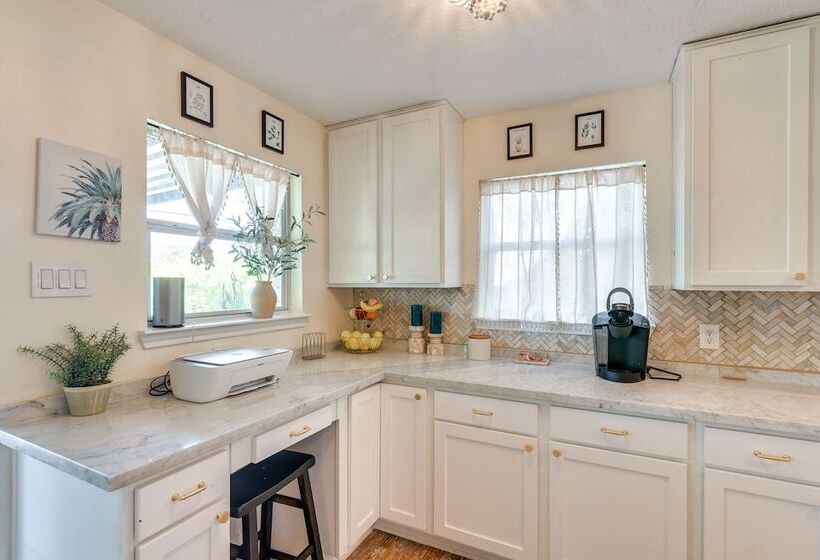 Central Seabrook Home: Pool ~ 2 Mi To Nasa Center!