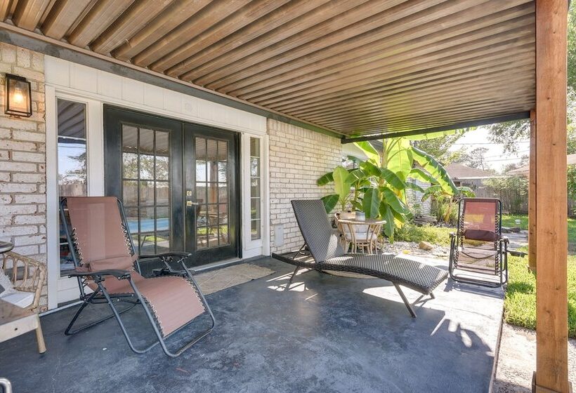 Central Seabrook Home: Pool ~ 2 Mi To Nasa Center!