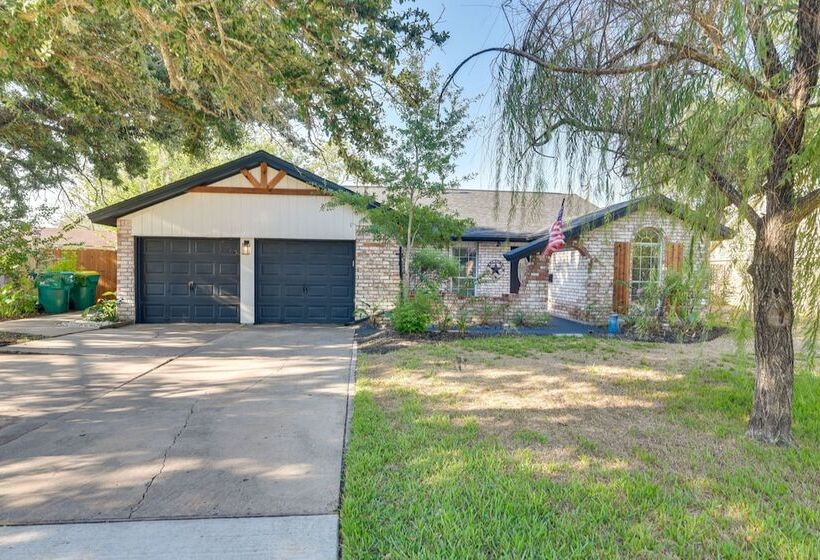 Central Seabrook Home: Pool ~ 2 Mi To Nasa Center!