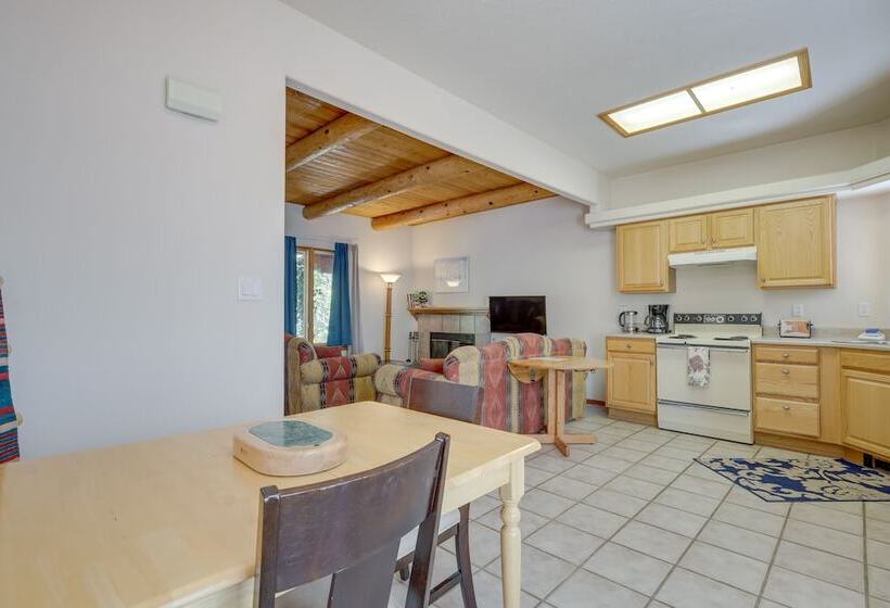 Charming Amalia Retreat W/ Fireplace & Grill!