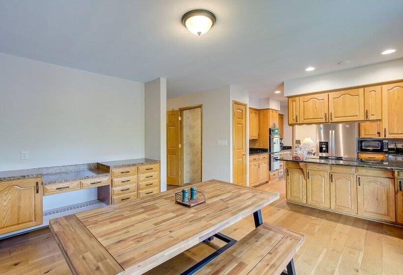 Charming Clintonville Retreat   Relax & Kayak!