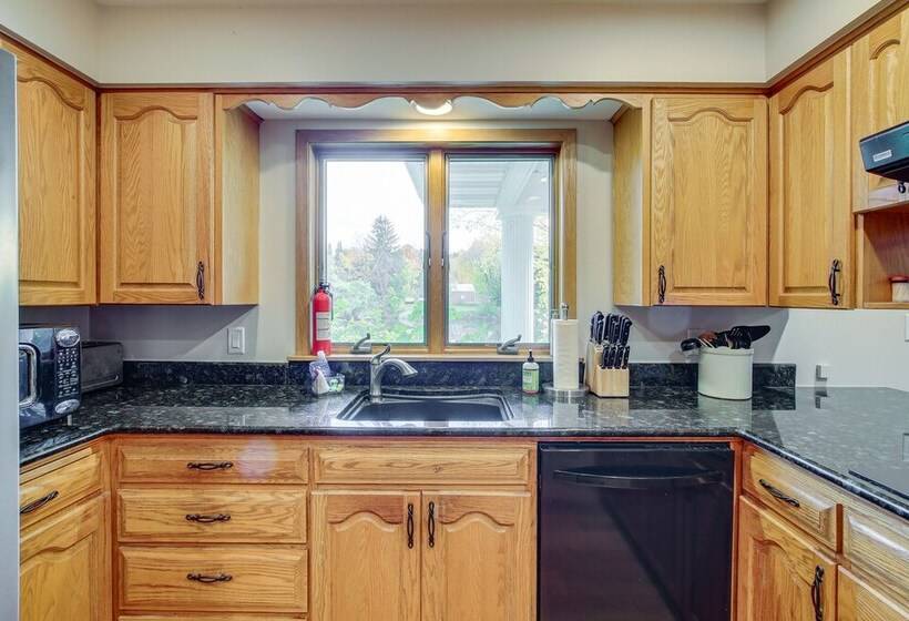 Charming Clintonville Retreat   Relax & Kayak!